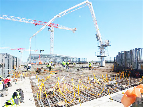 建筑工程必備機(jī)械，混凝土布料機(jī)。